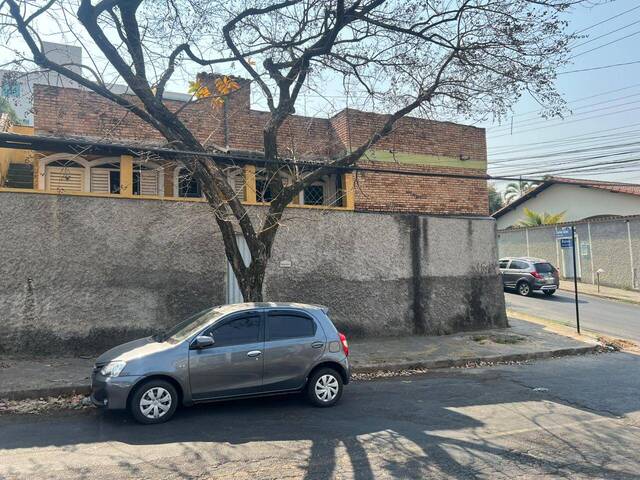#4 - Casa para Venda em Belo Horizonte - MG - 2